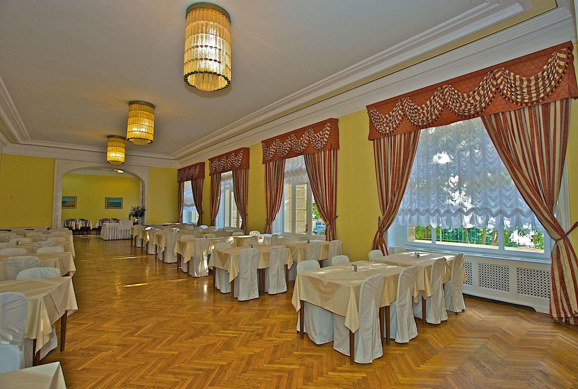 Guest House Hotel Riviera Pula Exterior photo